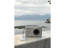 Charger l&#39;image dans la galerie, Un appareil photo Yashica DigiMate blanc sur une surface en pierre au bord de l&#39;eau.
